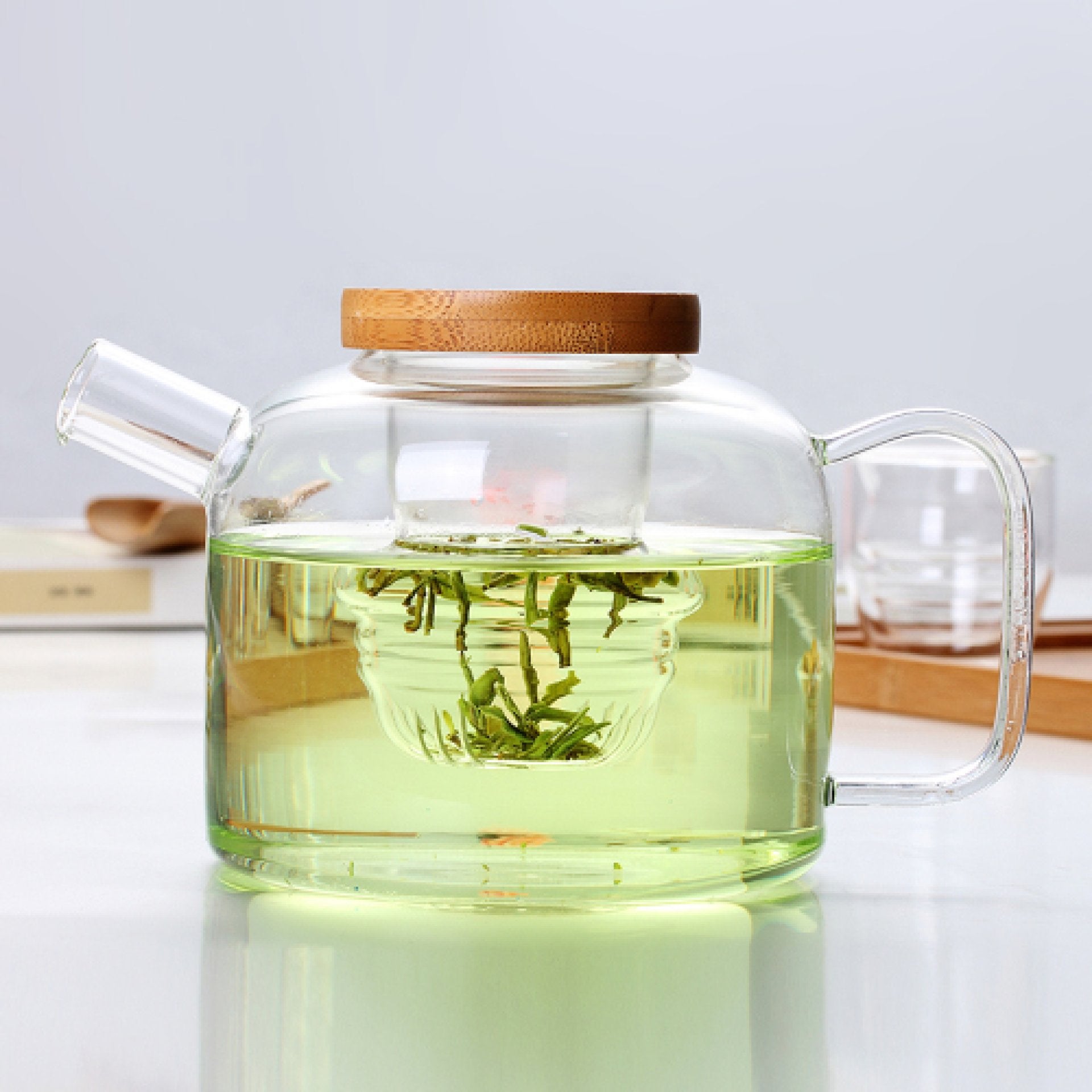 Glass teapot with bamboo lid